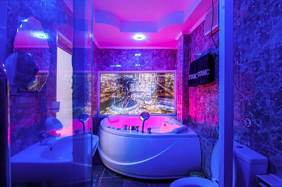 Titanic Residence-7 minute walk to the Beach