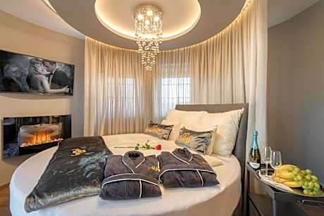Suite with Hot Tub