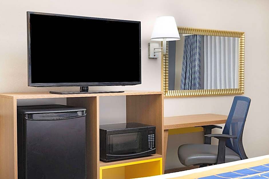 Days Inn & Suites by Wyndham Savannah Midtown