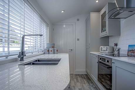 Hawtree Cottage - 2 Bedroom Cottage - Tenby