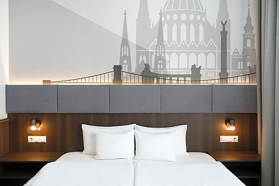 12 Revay Hotel