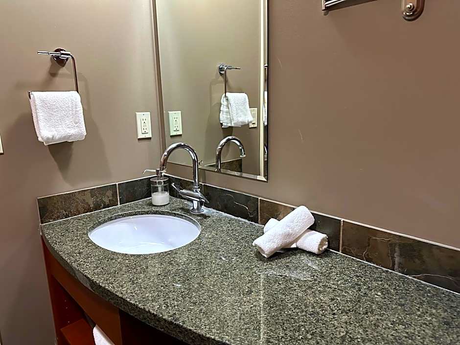 Solara Escape - 2BR Retreat with Pool - Hot Tub - Gym - Spa