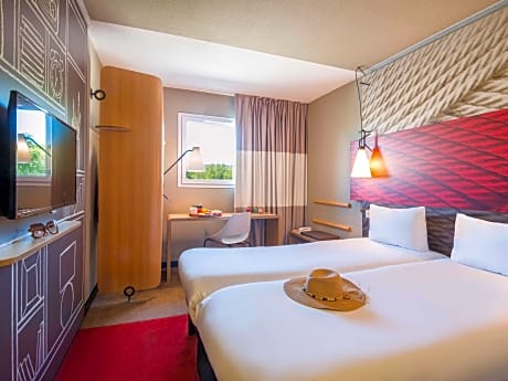 Standard room with a double bed and a single bed