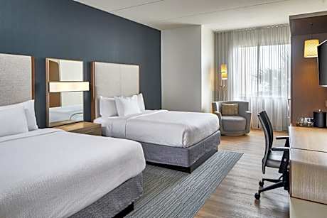 Queen Room with Two Queen Beds and Adapted Tub - Mobility Accessible
