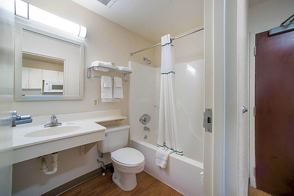 HomeTowne Studios by Red Roof St. Louis - Airport/ N Lindbergh