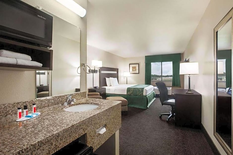 Travelodge by Wyndham Livonia