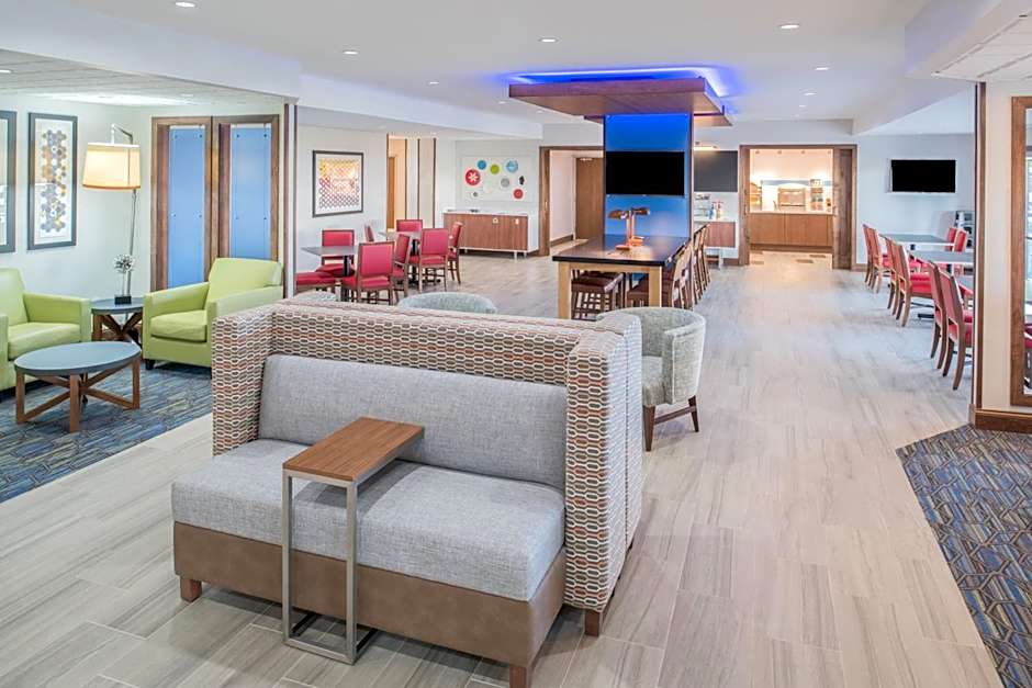 Holiday Inn Express Hotel & Suites Bismarck By IHG