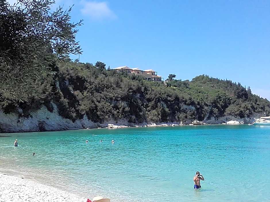 Amfitriti Hotel & Studios