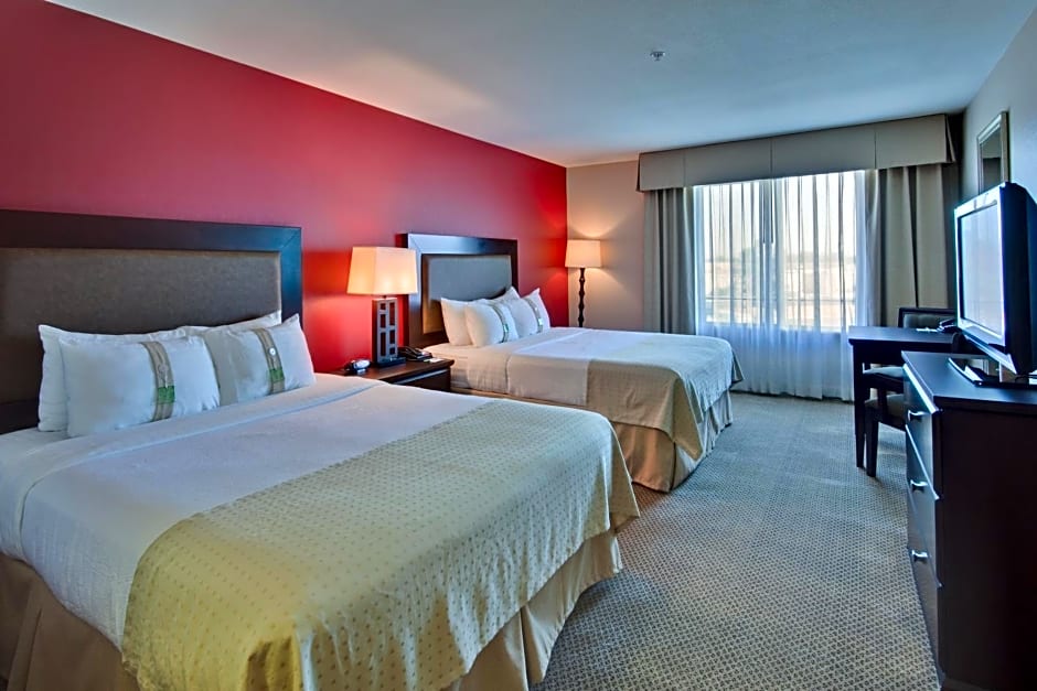 Holiday Inn Hotel & Suites Bakersfield