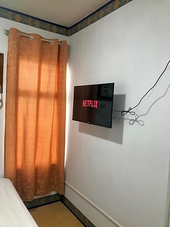 Bright and Cozy Space w/Netflix&Flamingo Design