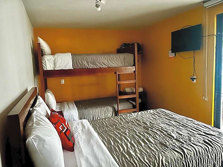 Foto 1 di 2 di Quadruple Room