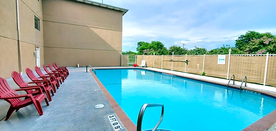 Super 8 by Wyndham Temple I-35