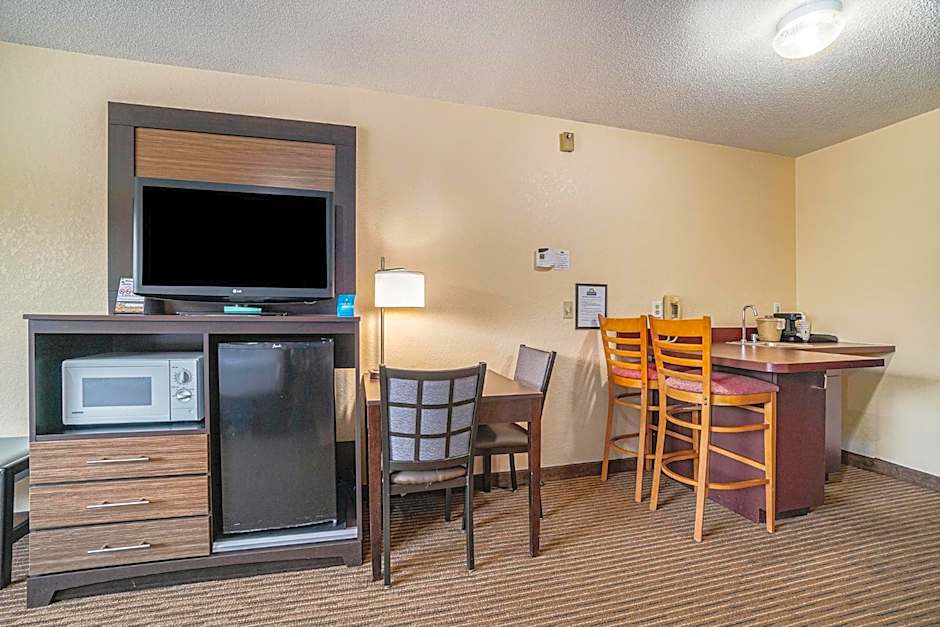 Days Inn & Suites by Wyndham Traverse City