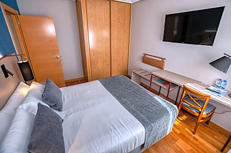 Family Room (2 Adults + 2 Children)