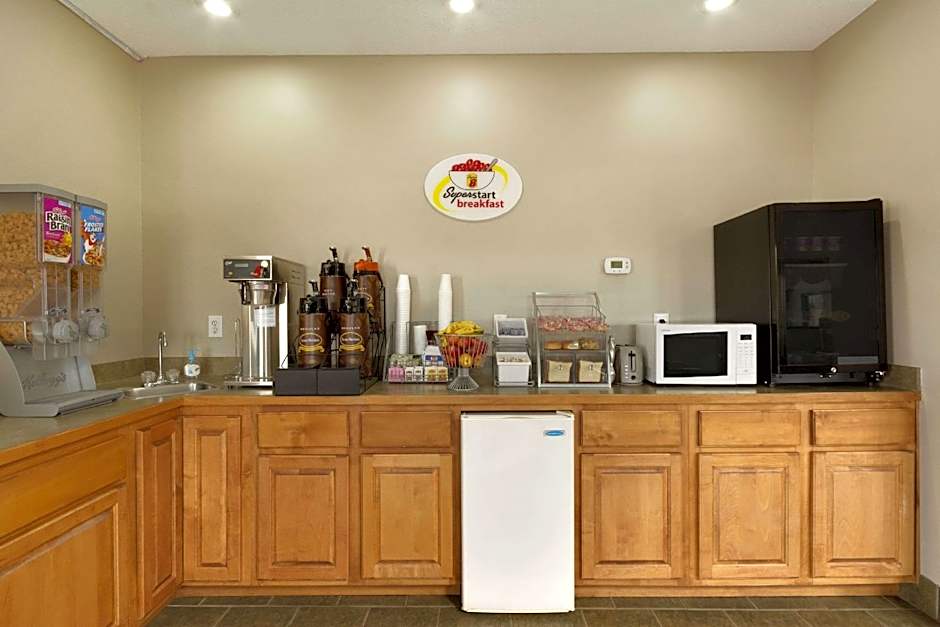 Super 8 by Wyndham Chatsworth/Dalton