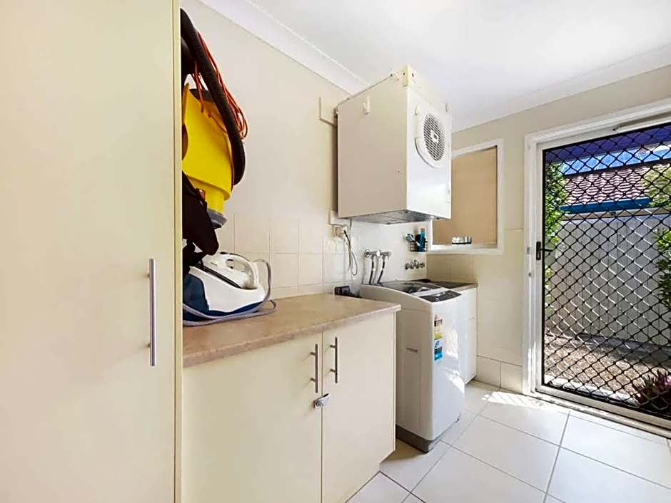 Spacious Holiday Unit on Canal at Banksia Beach