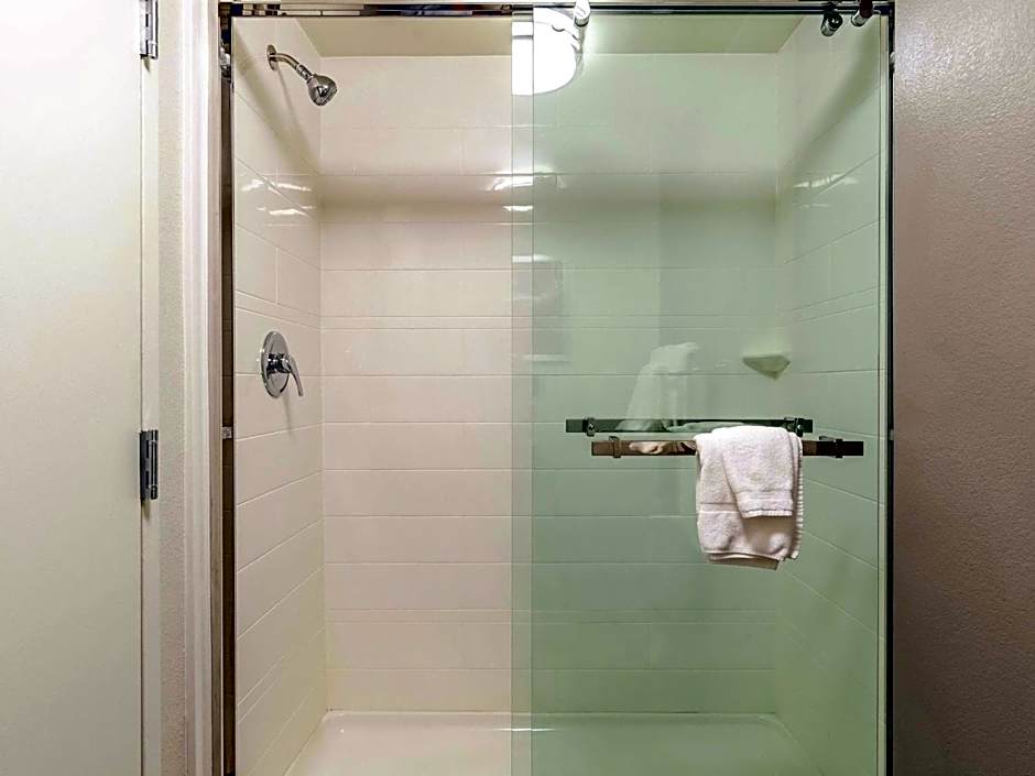 La Quinta Inn & Suites by Wyndham Warwick-Providence Airport