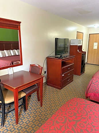 Queen Studio Suite - Non-Smoking