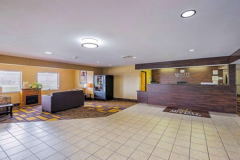 Quality Inn & Suites Belmont - Platteville