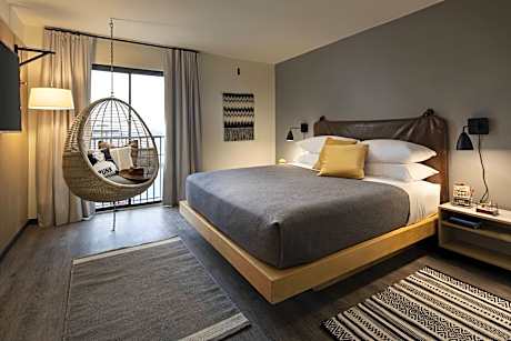 SUPER PORCH, 1 Bedroom 2 room Suite, 1 King or 2 Twin, High floor