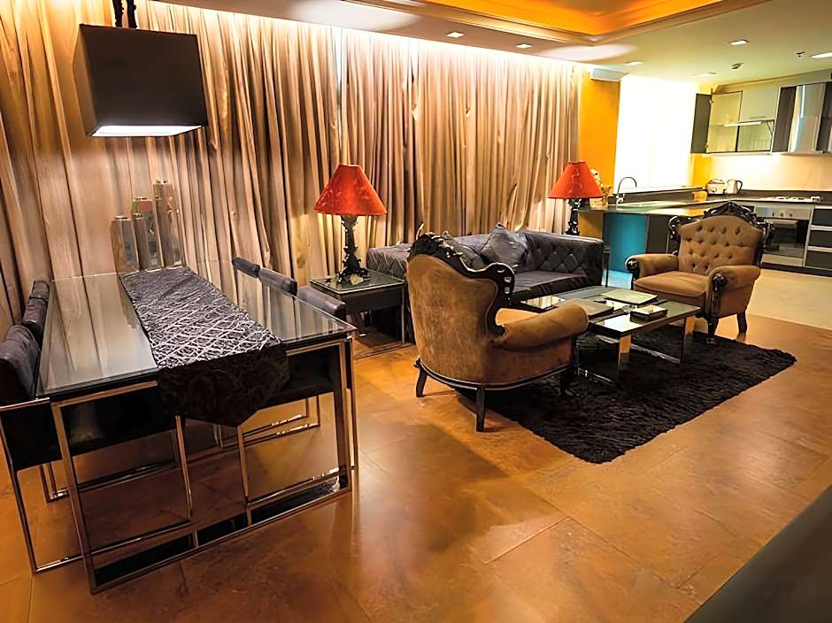 Fields Plaza Suites Condo-Hotel