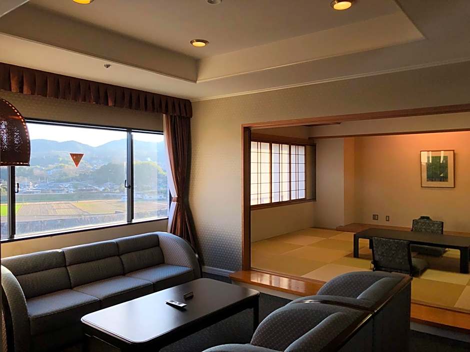 Tsuyama Kakuzan Hotel