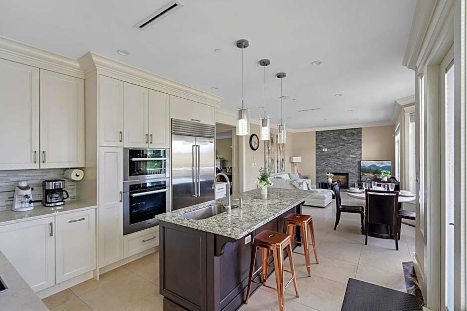 Luxurious Multi-Family Home in Vancouver West, 10 Mins Downtown