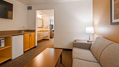 Suite-1 King Bed, Non-Smoking, Wireless High-Speed Internet, Microwave And Refrigerator, Conference Table, Love Seat, Full Breakfast
