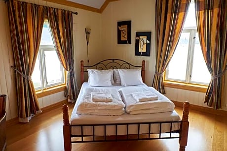 1 Queen Bed Non-Smoking Standard Room Hairdryer Wi-Fi Full Breakfast