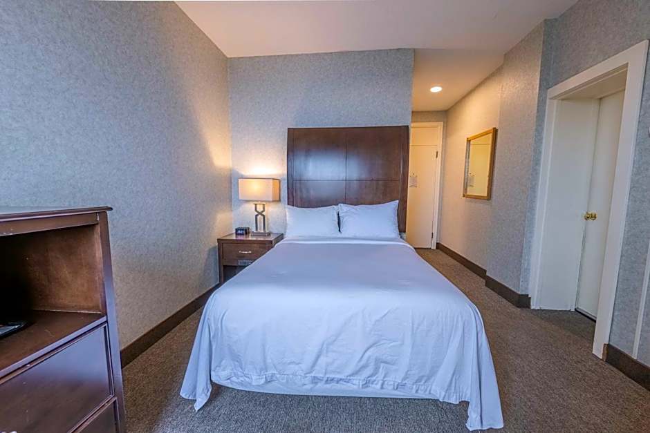 Prince Arthur Waterfront Hotel & Suites