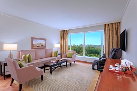 Deluxe Suite with one way airport transfer, Luxury Hours at Lounge (6PM-8pm), Signature Butler Service - Concierge Level