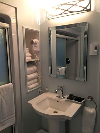 Accessible - Suite King Bed, Mobility Accessible, Bathtub, Sofabed Non Refundable