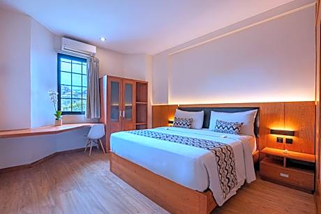 Signature Suite with Kitchen & Living Room