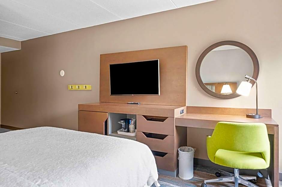 Photo 1 of 4 of 1 Queen Bed, Accessible, Bathtub