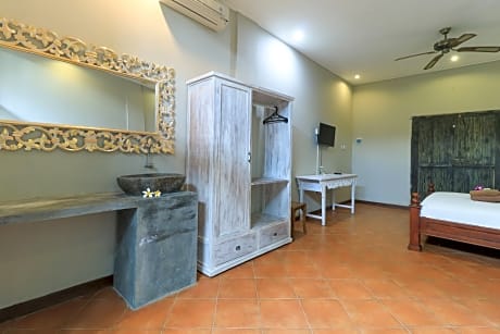 Suite Pool View with Bathtub