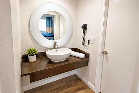 2 Queen Beds with Kitchenette Non-Smoking