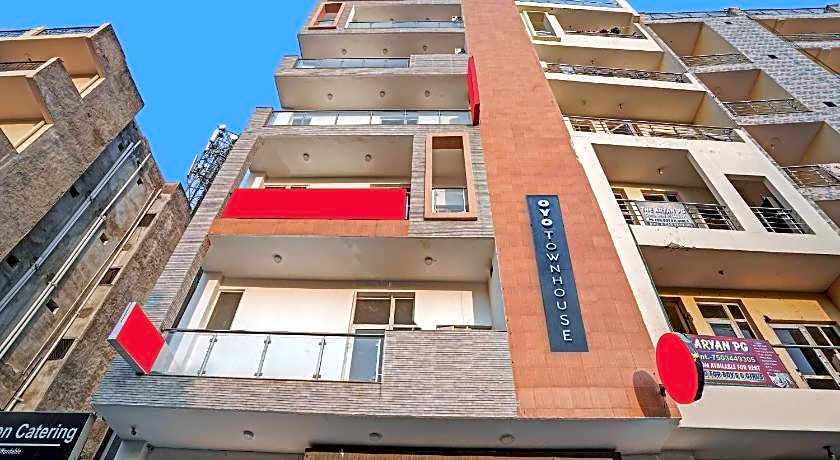 OYO The Signature Hotel Near Iskcon Temple Noida