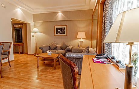 Studio with Queen Bed and Kitchenette