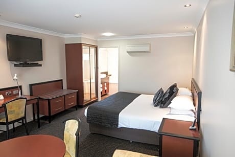 1 King Bed - Non-Smoking, Deluxe Room, Microwave, Work Desk, Free Austar And Movies, Wi-Fi