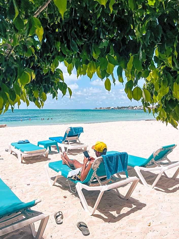 Hotel Cocoplum Beach