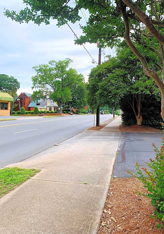 Uptown area, Cozy king Suite, quiet and private, free parking, walk to restaurants