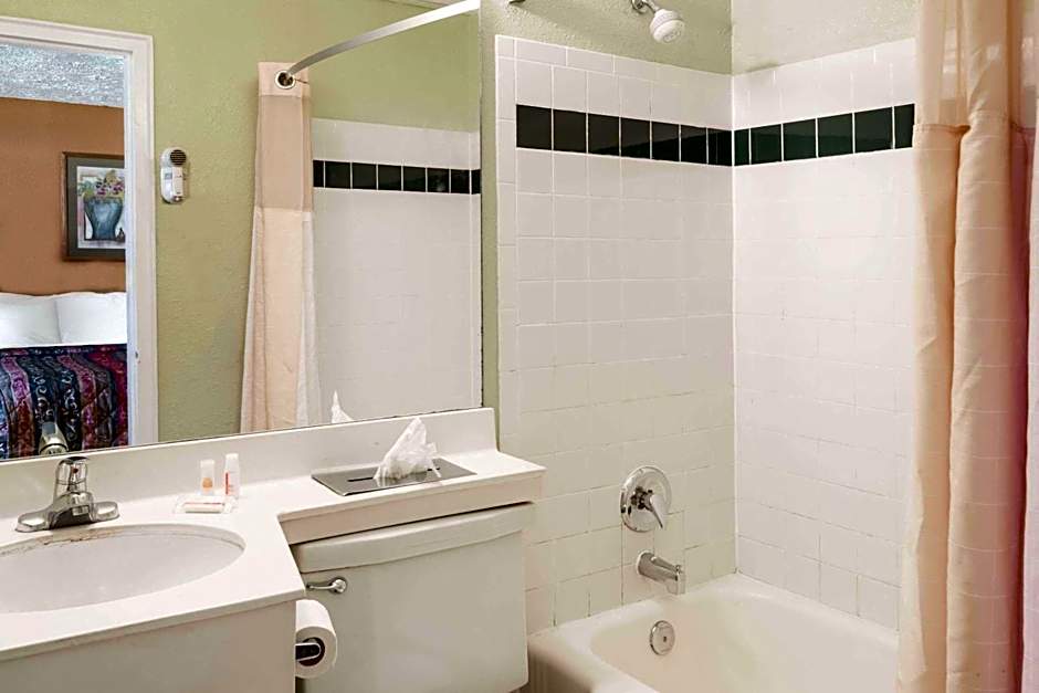 Days Inn by Wyndham Henrietta/Rochester Area