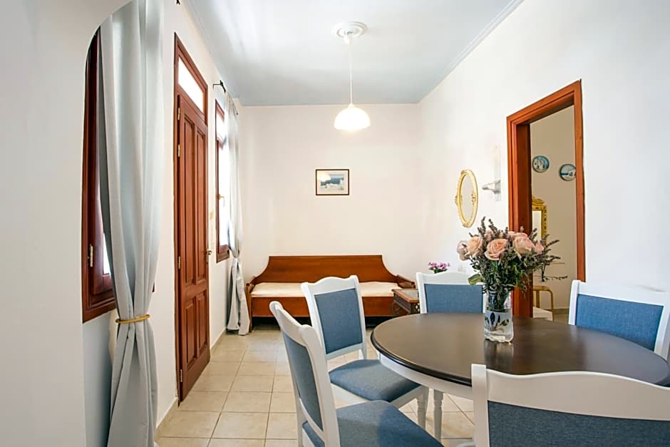 Birds Villa Apartments with Heated Pool - Including Car and Breakfast