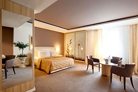 Family Room (2 Adults + 2 Children)