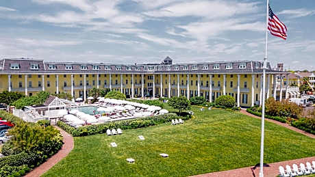 One Queen Bed | South Wing