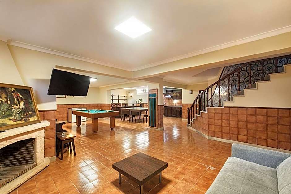 Residential cul-de-sac walking distance to centre, private pool, free AC wifi