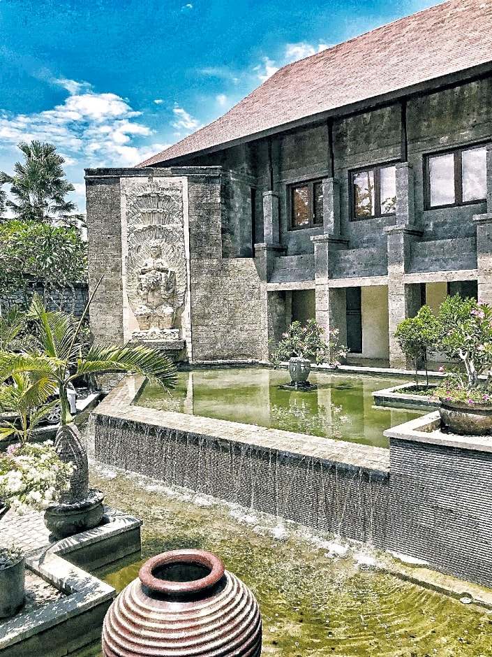 Grand Balisani Suites Hotel