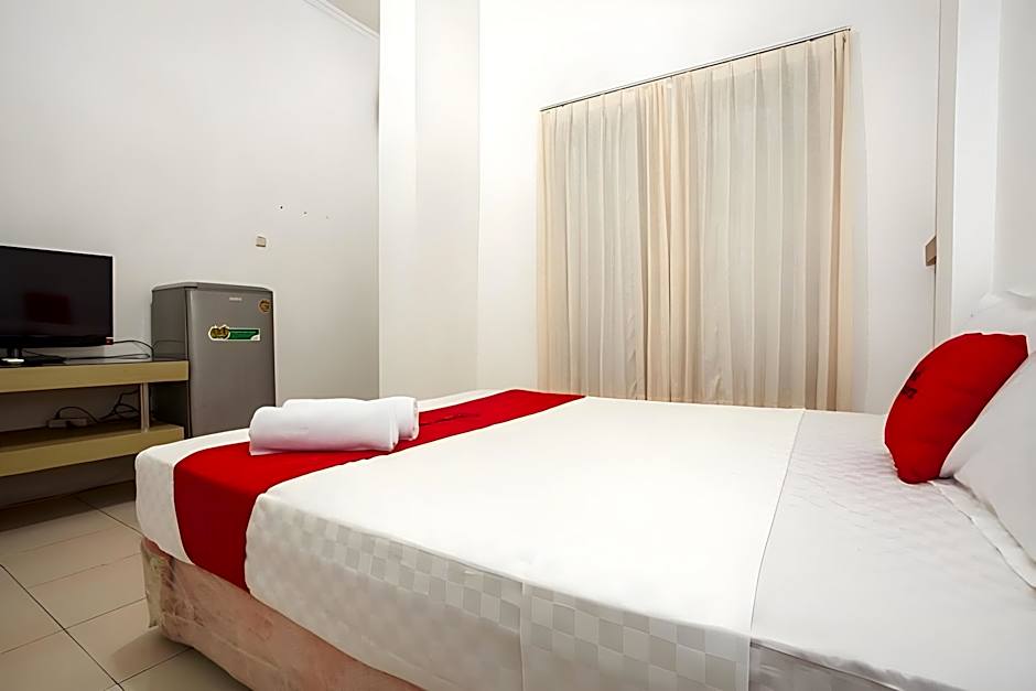 RedDoorz near Taman Bungkul