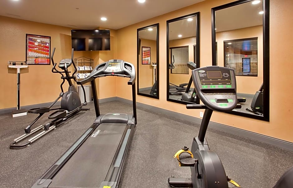 Holiday Inn Express & Suites St Louis Airport, an IHG Hotel By IHG