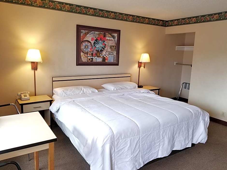 Photo 1 of 4 of 1 King Bed, Nonsmoking
